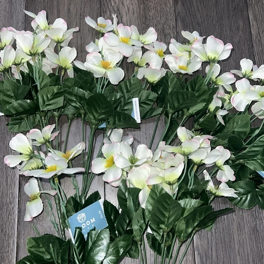 NWT Mini wreath and decorative florals